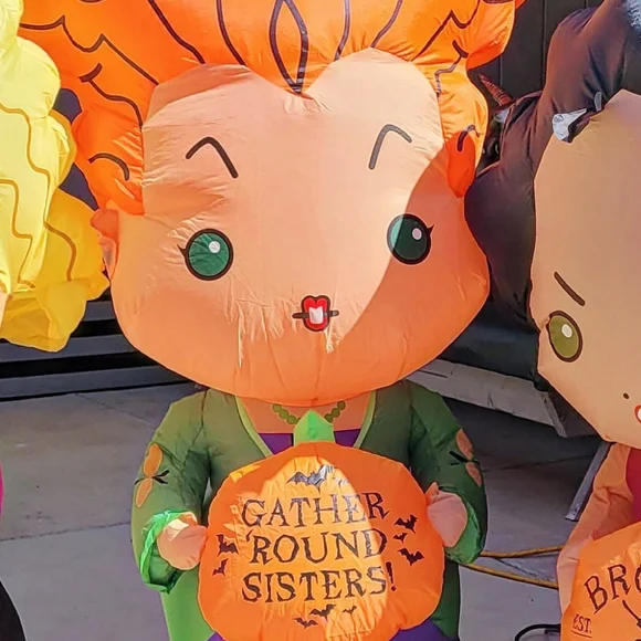 Hocus Pocus: Winnie (Sanderson Sisters) - Picture 1 of 3